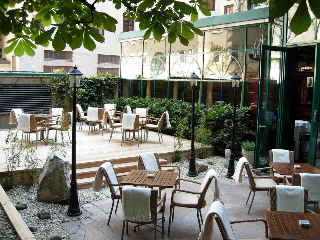 Thơ Thẩn Vienna: Nơi An Nhiên Chờ Đón Tâm Hồn Độc Hành