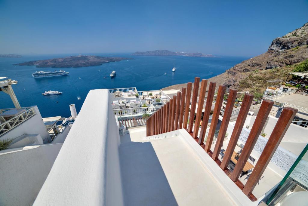 Santorini Tĩnh Lặng: Nơi Trú Ẩn Tinh Tế Cho Tâm Hồn Lữ Khách Độc Hành