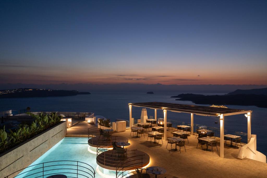 Santorini: Nơi Bình Yên Nương Tựa Cho Tâm Hồn Lữ Khách Độc Hành